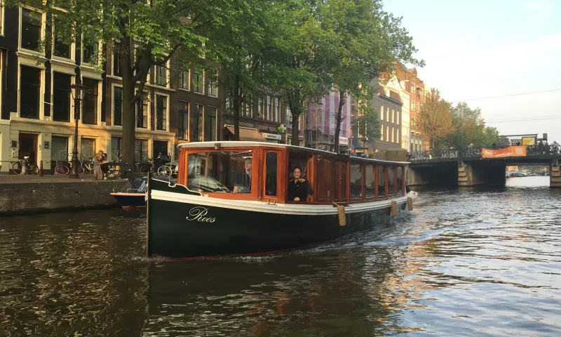 Salonboot door de grachten