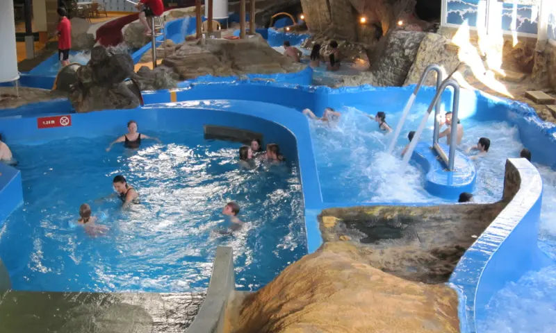 Zwembad met glijbaan