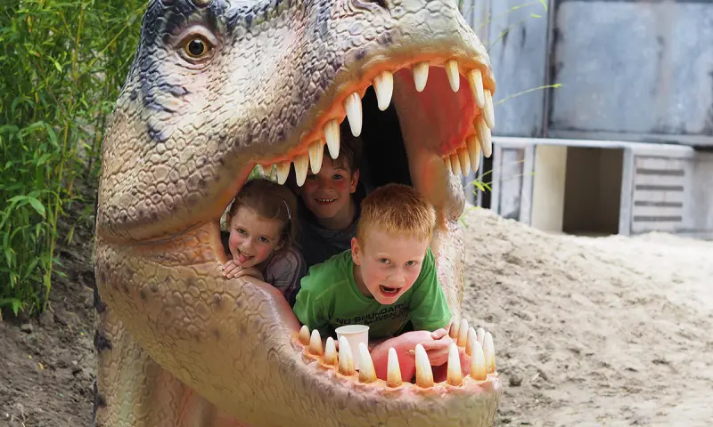Op de foto met een dino
