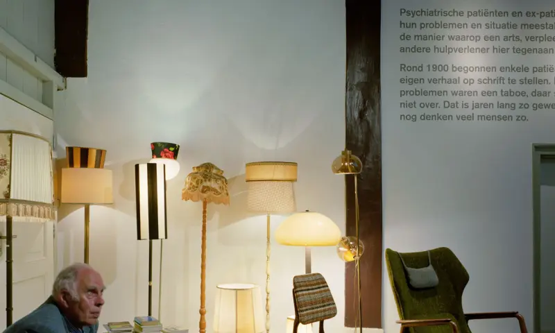 Bezoeker in het museum