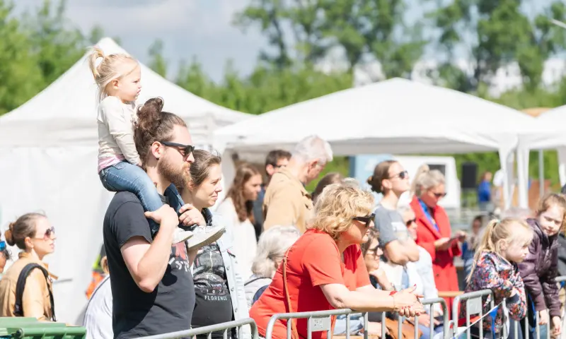 Toeschouwers bij demo