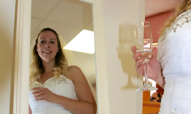 Trouwjurken passen voor de lol