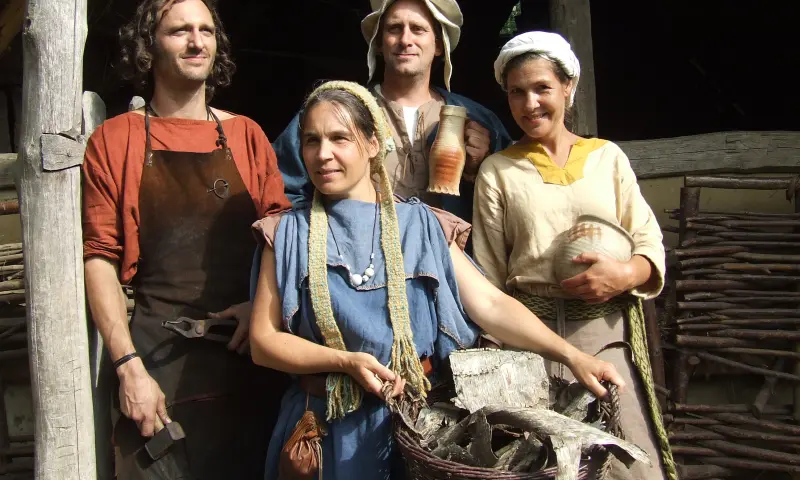 mensen in klederdracht