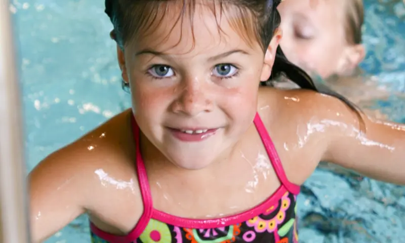Kind in zwembad