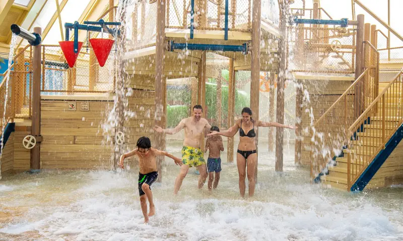 Waterval in het zwembad