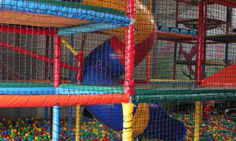 Speeltoestel met glijbaan