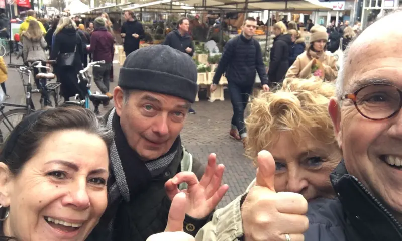 Vrolijke mensen tijdens de zoektocht