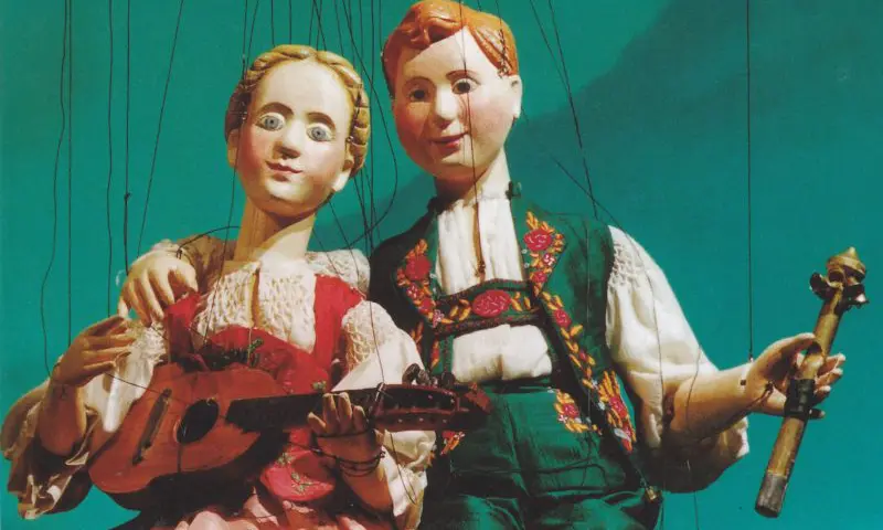 Man en vrouw uit het theater