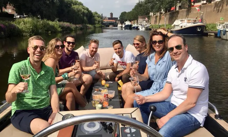 Gezellige Vriendengroep op Boot