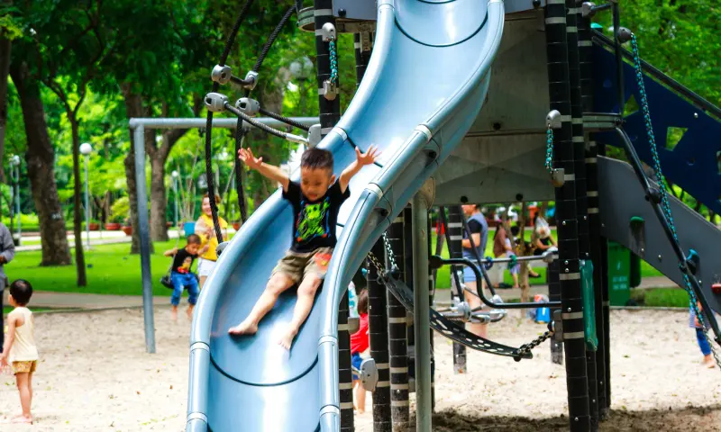 Kinderen op de glijbaan