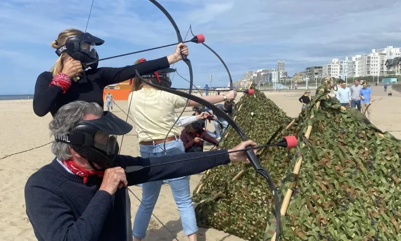 mensen pakken pijlen