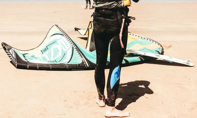 Strand met windzeil en man