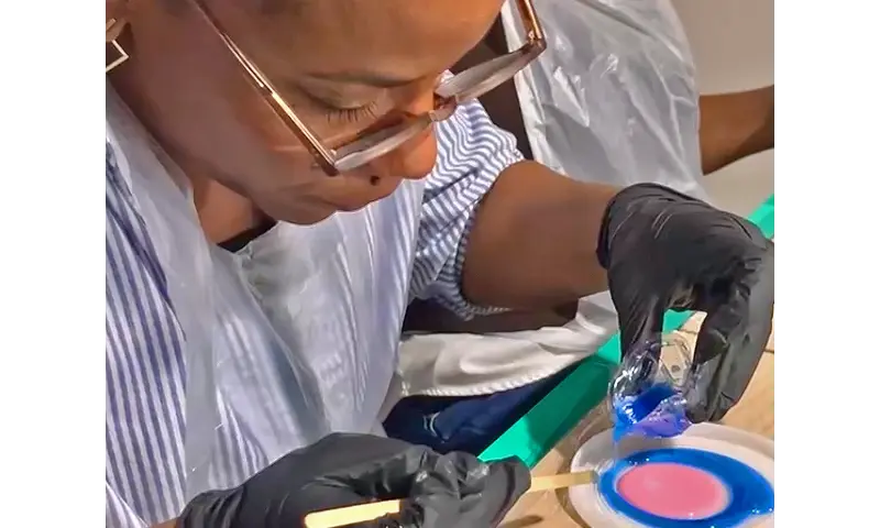 mensen aan het gieten