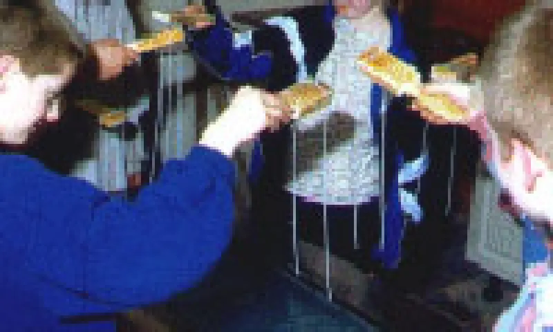 Kinderen maken kaarsen