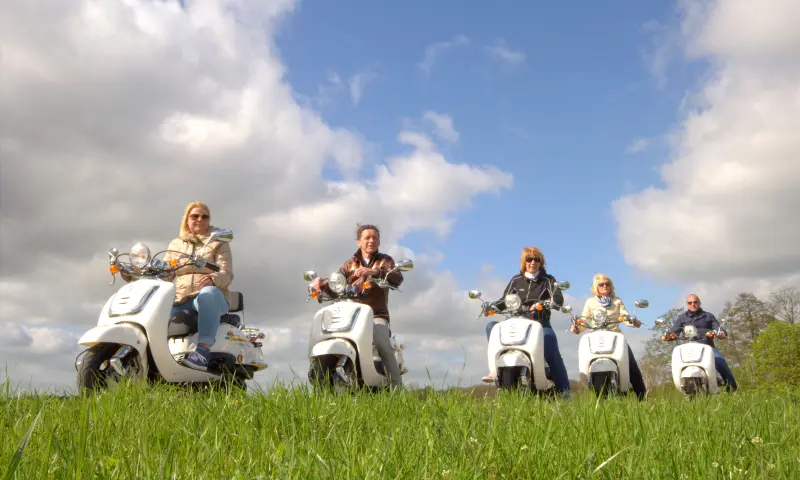Scooters op de dijk