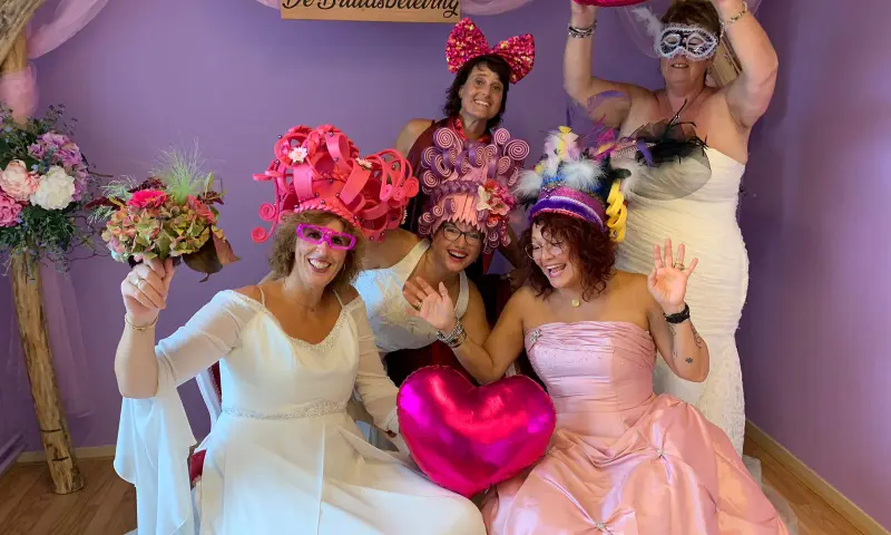 Gekke foto met Trouwjurken