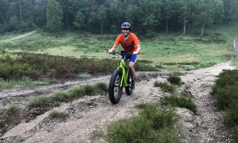 Bezoeker aan het mountainbiken