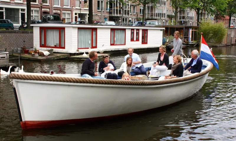 Sloep door Amsterdamse grachten