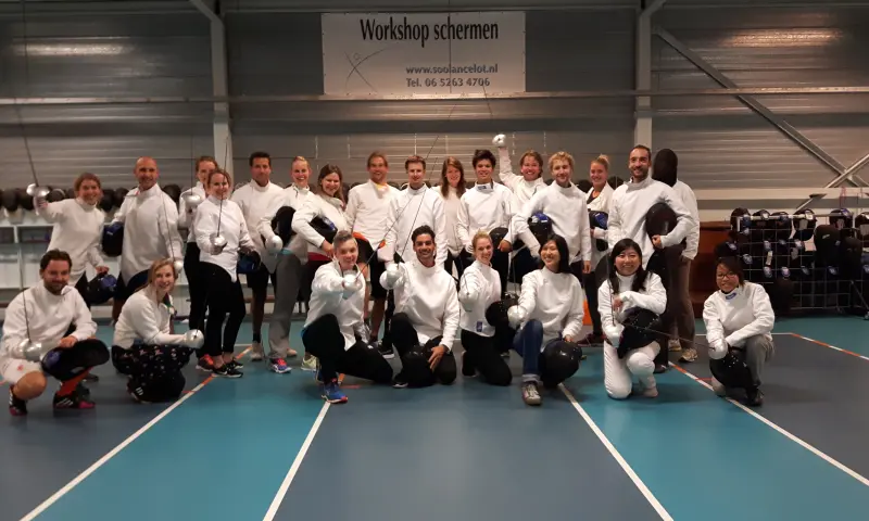 Groep met certificaten van workshop