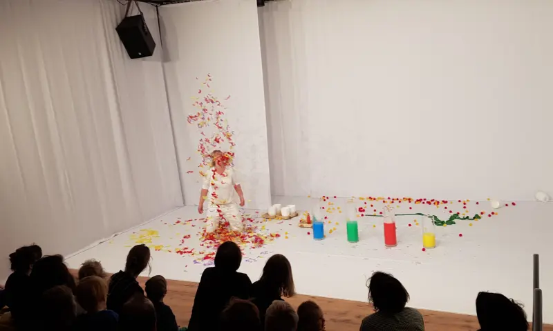 Kindervoorstelling met veel Kleuren