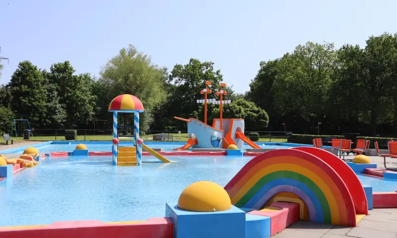 Buiten zwembad Borgelerbad Deventer