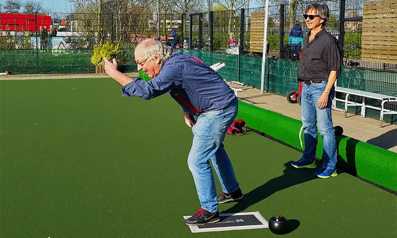 Youp rolt een balletje