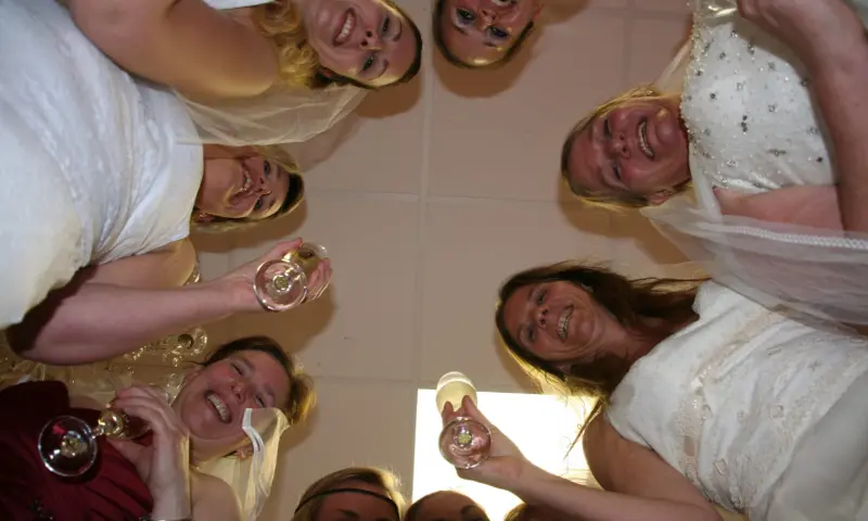 Trouwjurken passen voor de lol