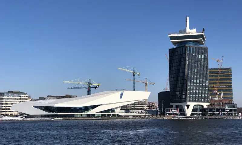 filmmuseum Eye en A'dam toren aan het IJ