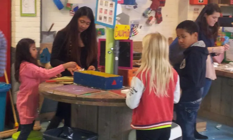 Knutselen bij de Kinderwerkplaats