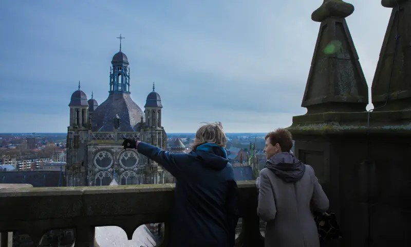 Toren ter hoogte van het uurwerk