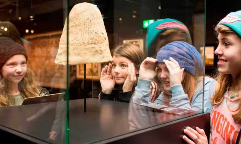 kinderen in een museum