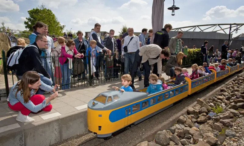 Kinderen in de trein bij museum