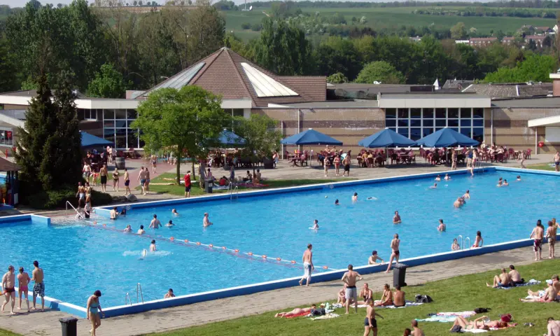 Buitenzwembad in de zomer
