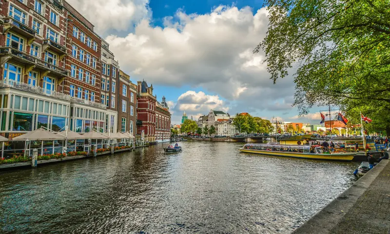 Door de Amsterdamse grachten