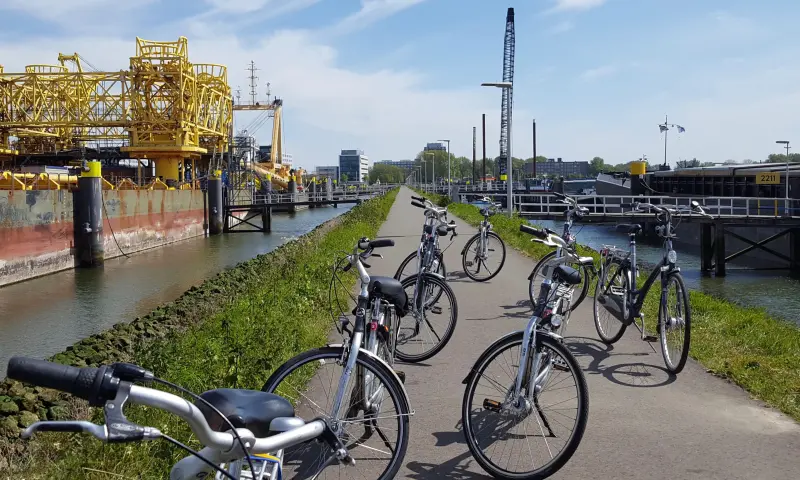 Fietsen in de haven