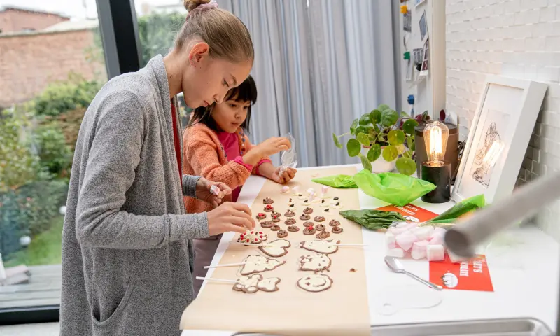 Familie uitje samen chocolade maken