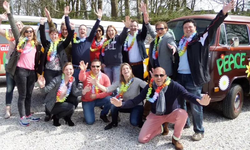 Groep blij bezoekers van Rally