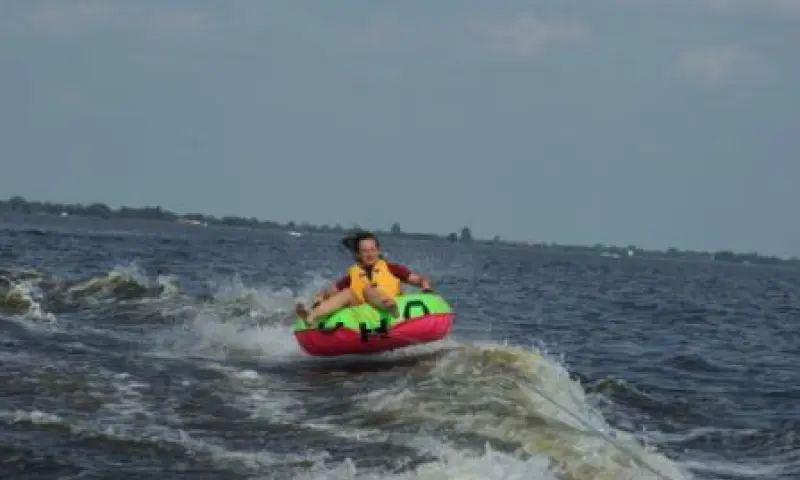Achter de boot hangen