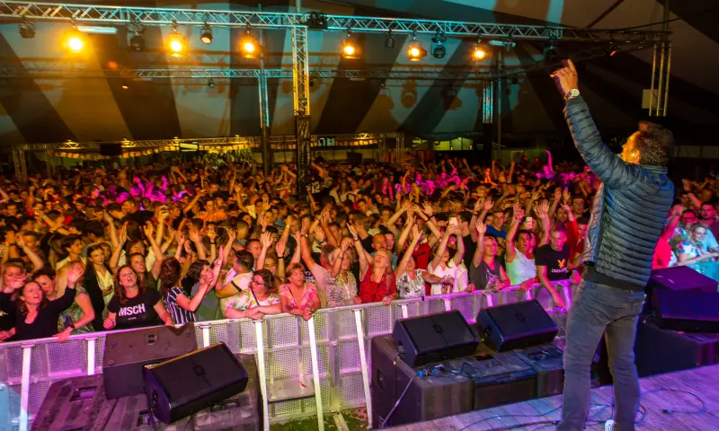 Geweldige artiesten in de feesttent