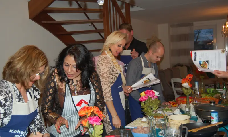 Bezoekers aan het koken