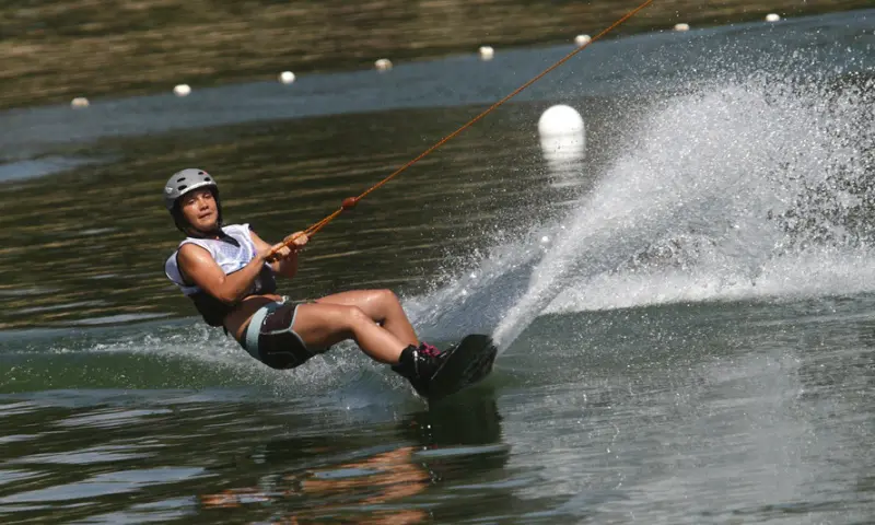 Wakeboarden door de bocht