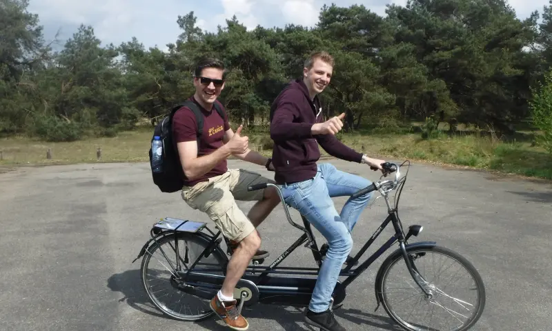 Bezoekers op de tandem