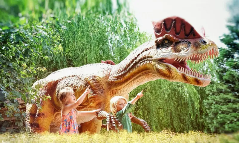 Bezoekers met een dino