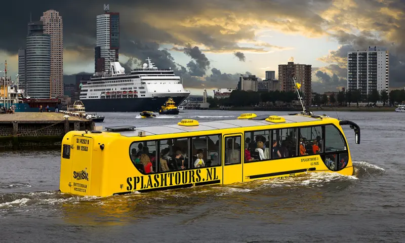 bus in het water