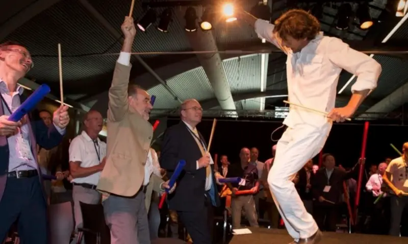 Energizer tijdens Congres of Symposium