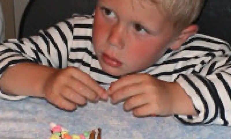 Kind bij de bakkerij