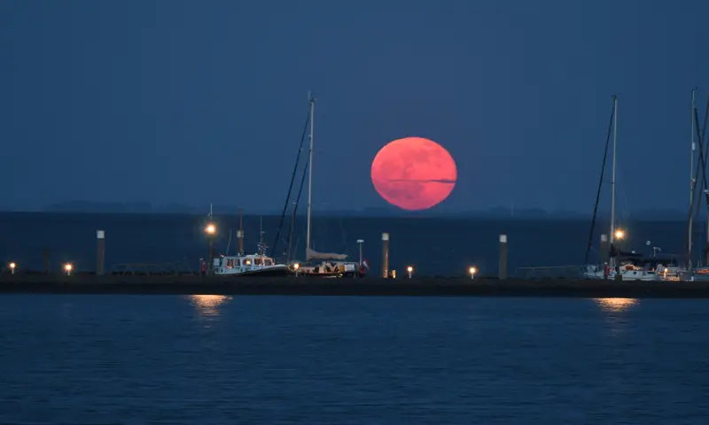 Maansopkomst boven de jachthaven, Schiermonnikoog