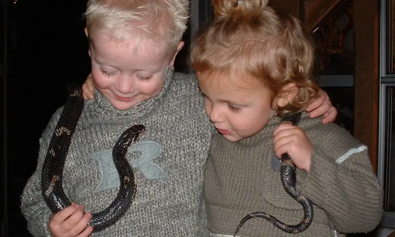 Kinderen met slangen