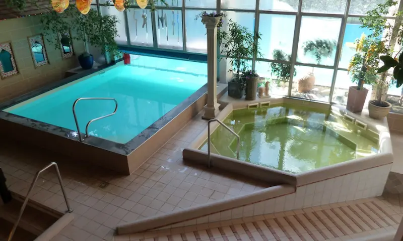 Zwembad en bubbelbad