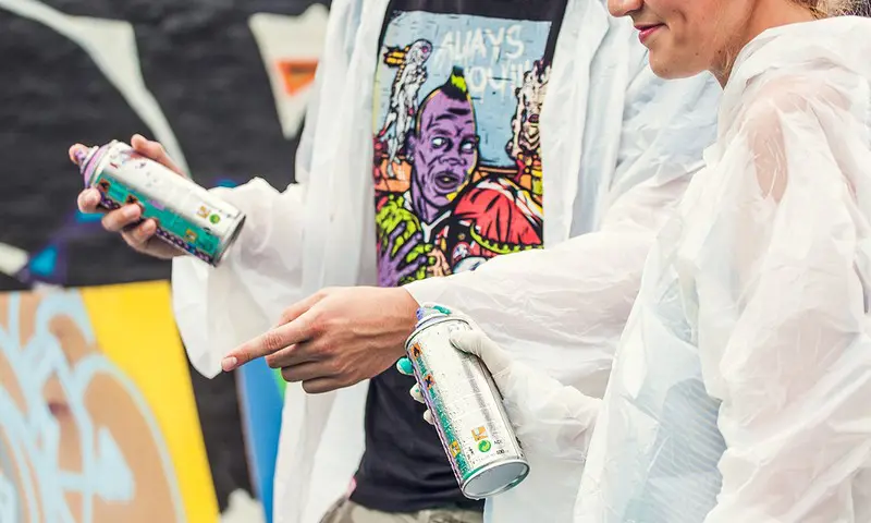 Bezoekers bezig met activiteit